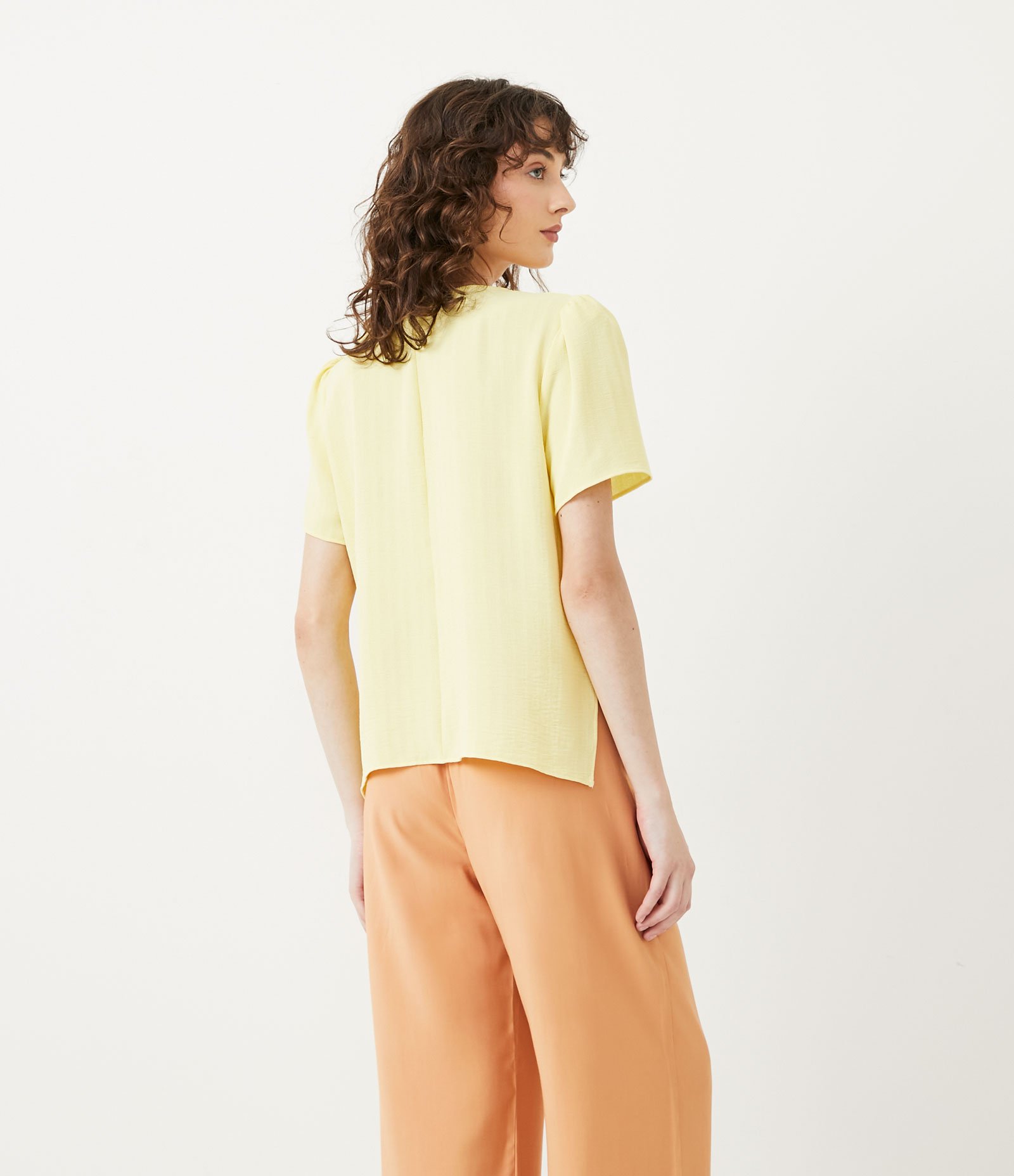 Blusa Texturizada com Manga Bufante e Barra Mullet Amarelo 2