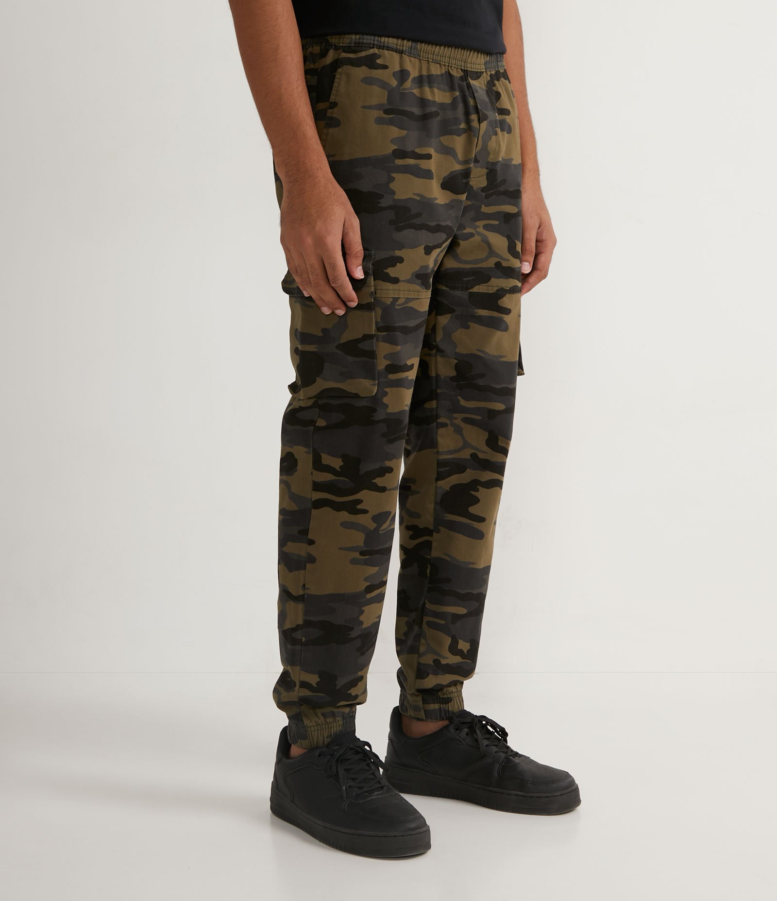 Calça Jogger Cargo em Sarja com Cós Elástico e Barra Ajustada 1