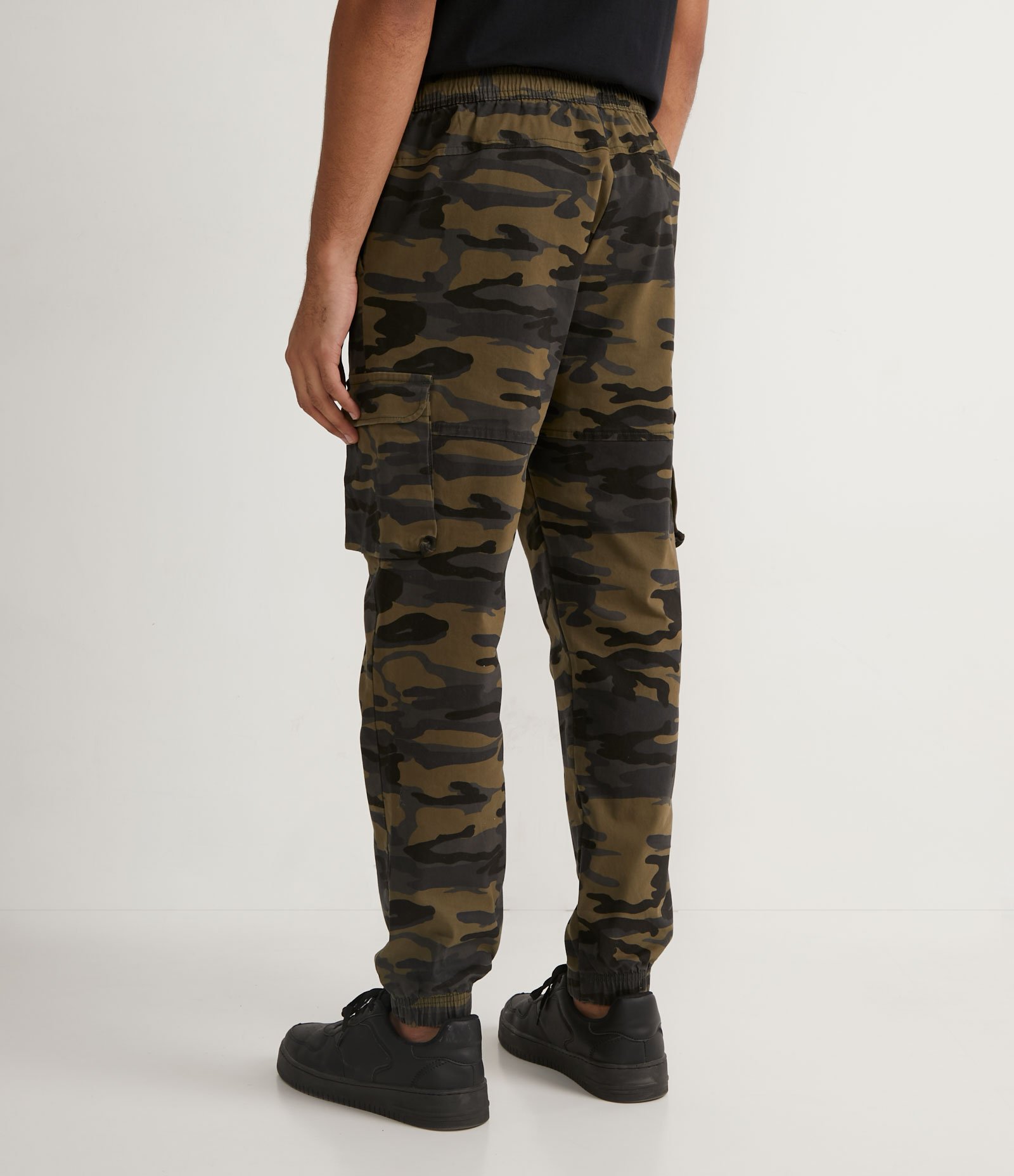 Calça Jogger Cargo em Sarja com Cós Elástico e Barra Ajustada 2