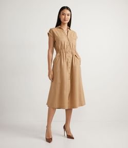 Vestido Midi em Viscolinho com Bolsos Utilitários e Abotoamento Frontal
