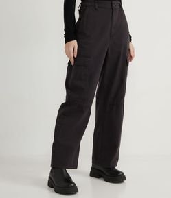 Calça Reta Cropped em Sarja com Cintura Alta e Bolsos Cargo