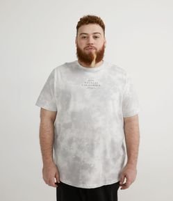 Camiseta Regular Manga Curta em Algodão Tie Dye e Lettering - Plus Size