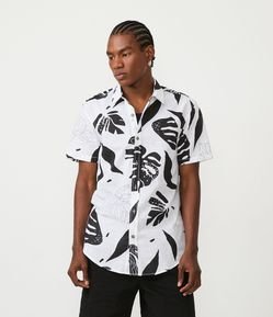 Camisa Manga Curta em Voal com Estampa de Folhagem