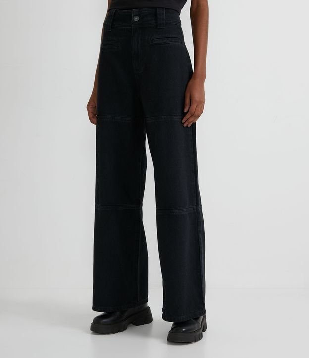 Calça Pantalona em Jeans com Bolso Embutido e Recortes