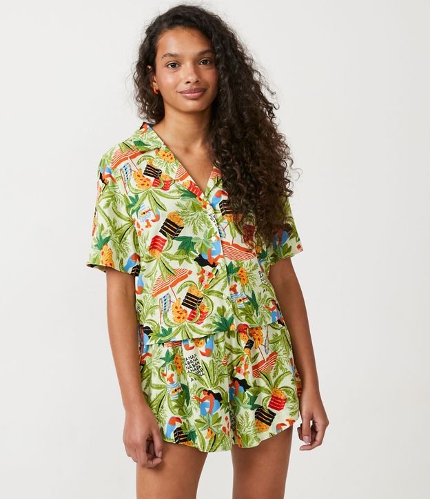 Camisa em Viscose com Manga Curta e Estampa Tropical Folhagens e Frutas - Cor: Verde - Tamanho: PP