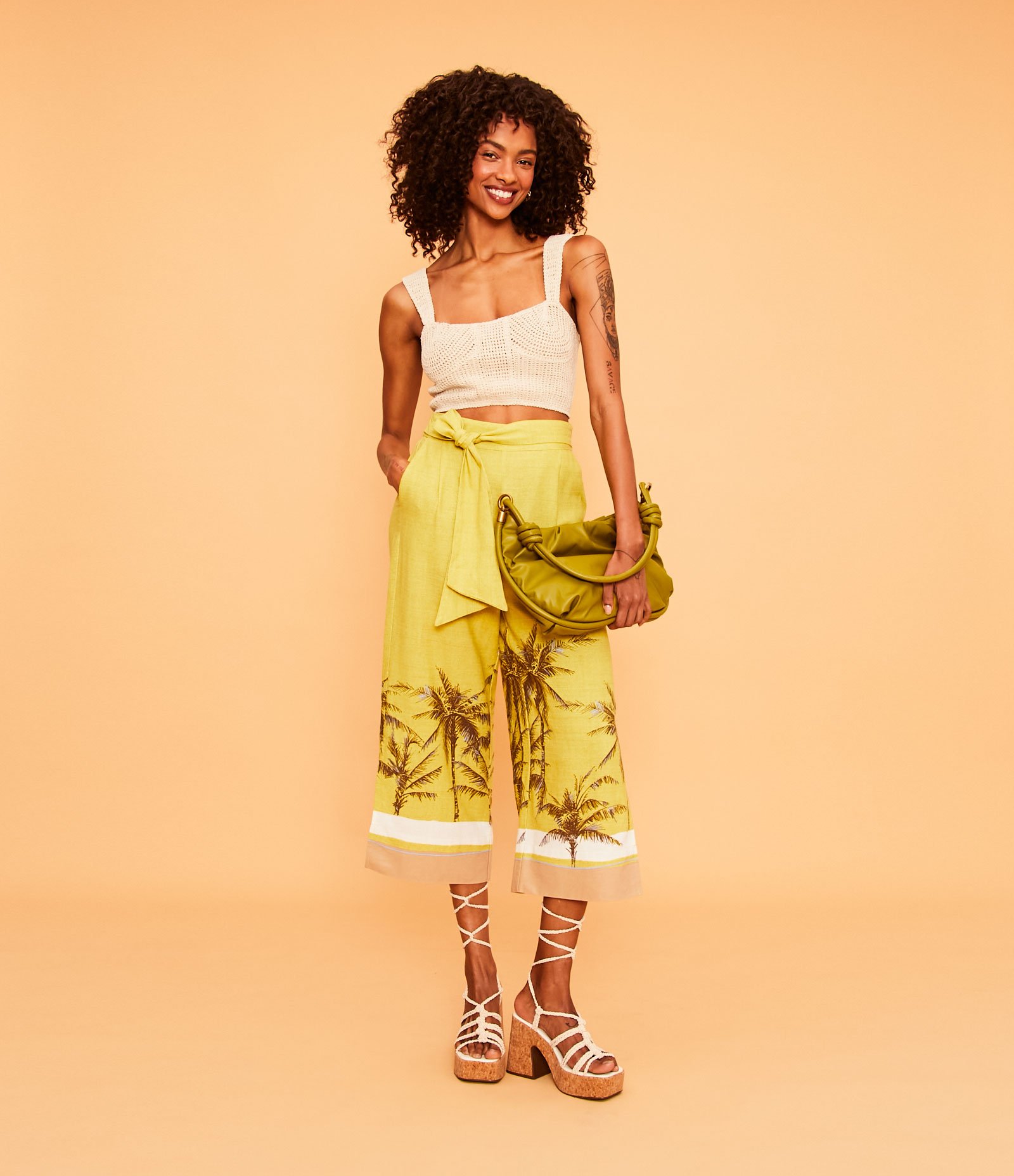 Calça Pantacourt em Viscolinho com Estampa Tropical Amarelo 1