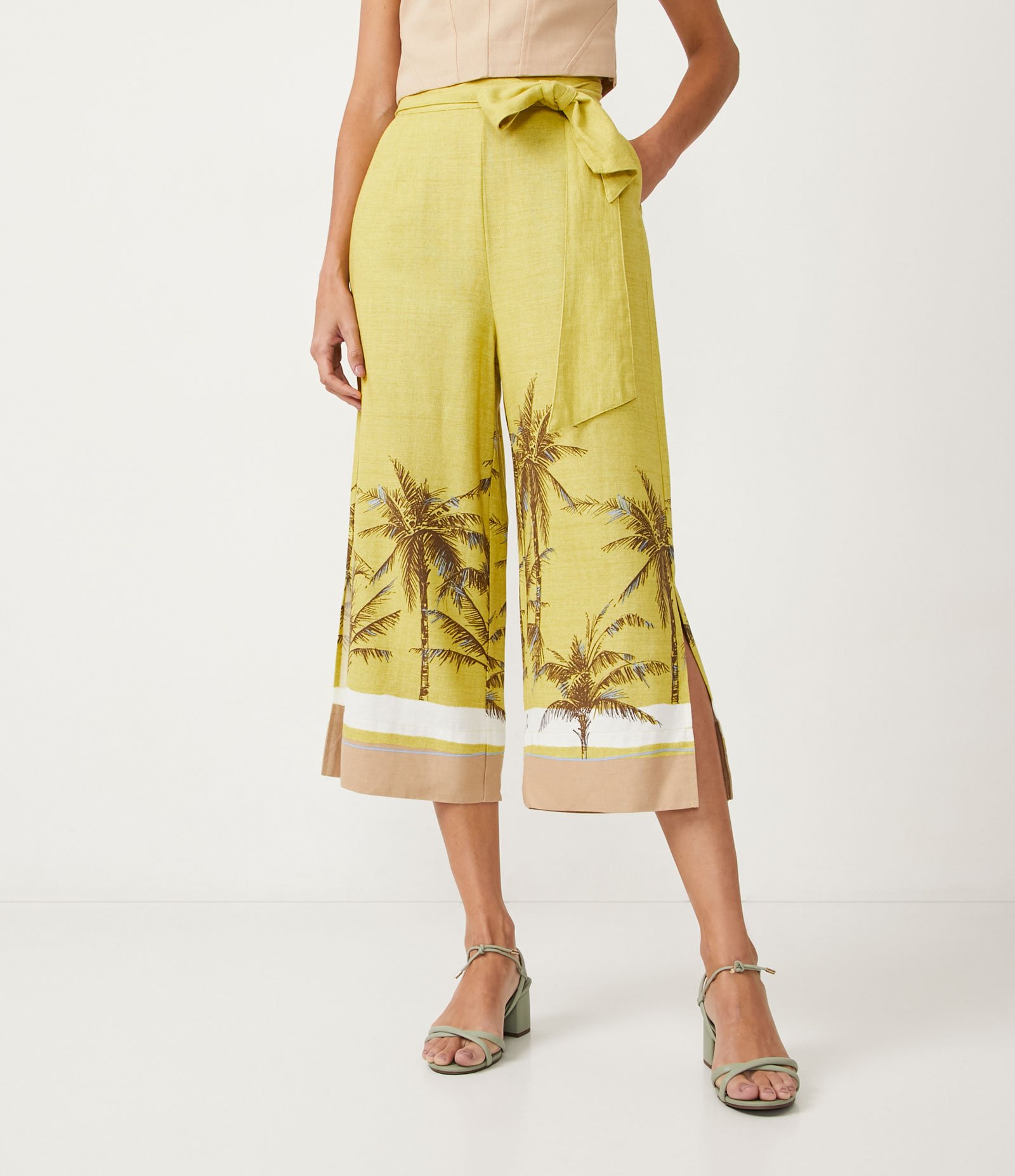 Calça Pantacourt em Viscolinho com Estampa Tropical Amarelo 3