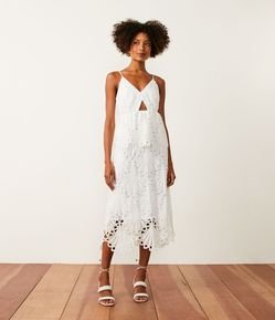 Vestido Midi em Renda com Recorte Vazado