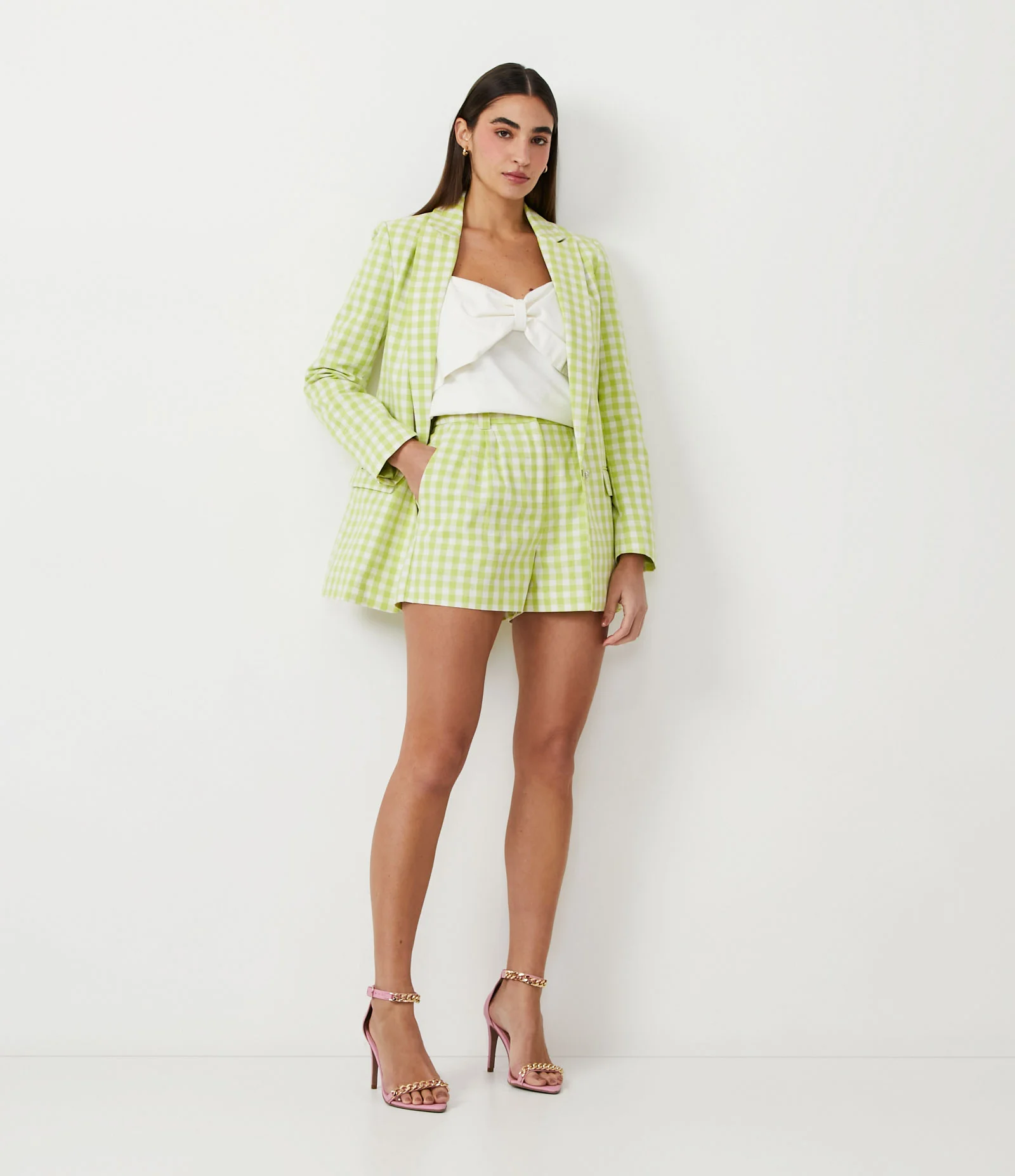 Short Curto em Linho com Estampa Xadrez Vichy com Botão de Coração Verde 1