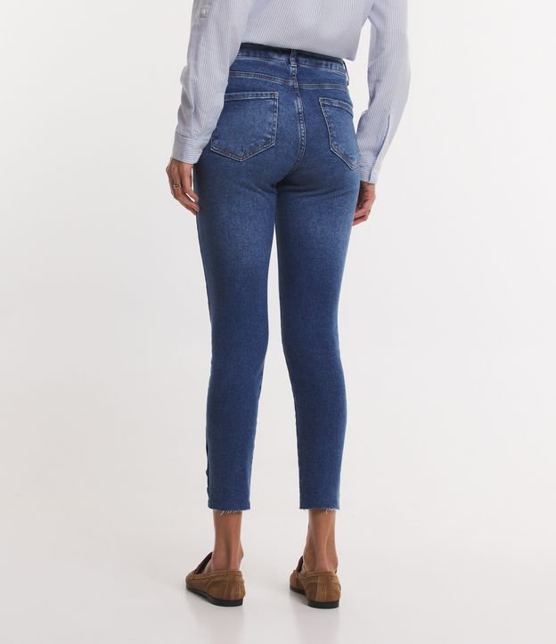 Calça Skinny Jeans com Botões Forrados na Barra Azul Médio 4