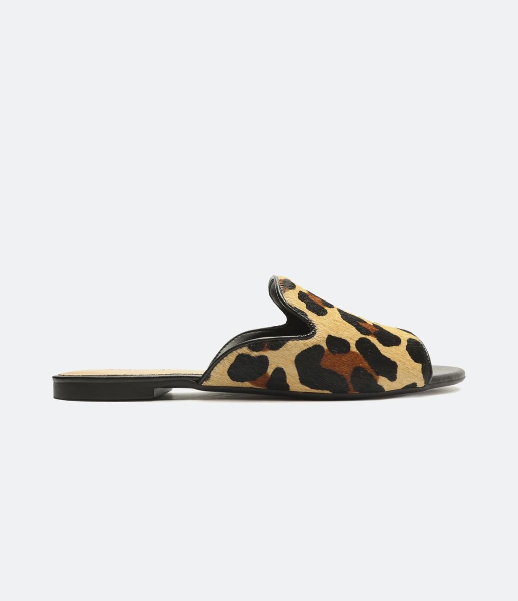 Rasteira mule com <em>animal print</em>, da Ana Capri 