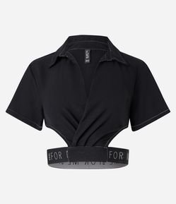 Camisa Cropped com Recortes Vazados e Elástico Estampado