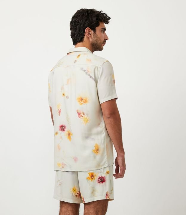 Camisa Slim em Viscose com Estampa Floral Bege 3