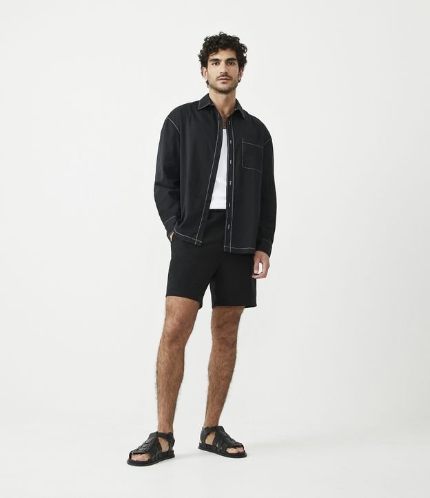 Camisa Slim Oversized en Algodón con Bolsillo y Costura Contrastante Negro 3