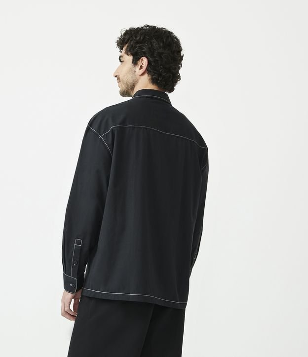 Camisa Slim Oversized en Algodón con Bolsillo y Costura Contrastante Negro 4