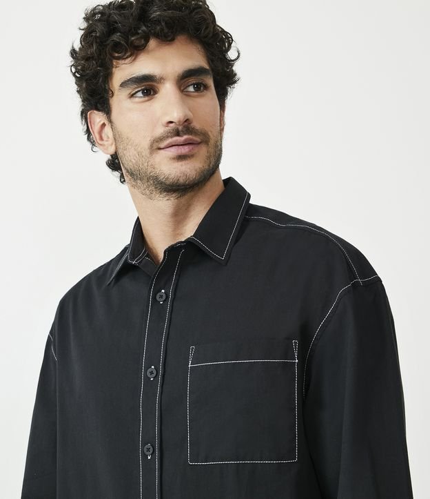 Camisa Slim Oversized en Algodón con Bolsillo y Costura Contrastante Negro 5
