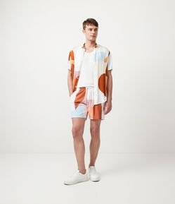 Bermuda Boardshort com  Bolsos e Blocos de Cor Abstratos