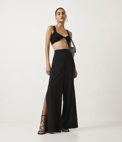 Calça Pantalona Alfaiataria em Crepe com Botão Forrado e Fendas