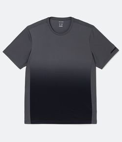 Camiseta Esportiva Comfort Manga Curta com Bloco de Cor Degradê - Plus Size