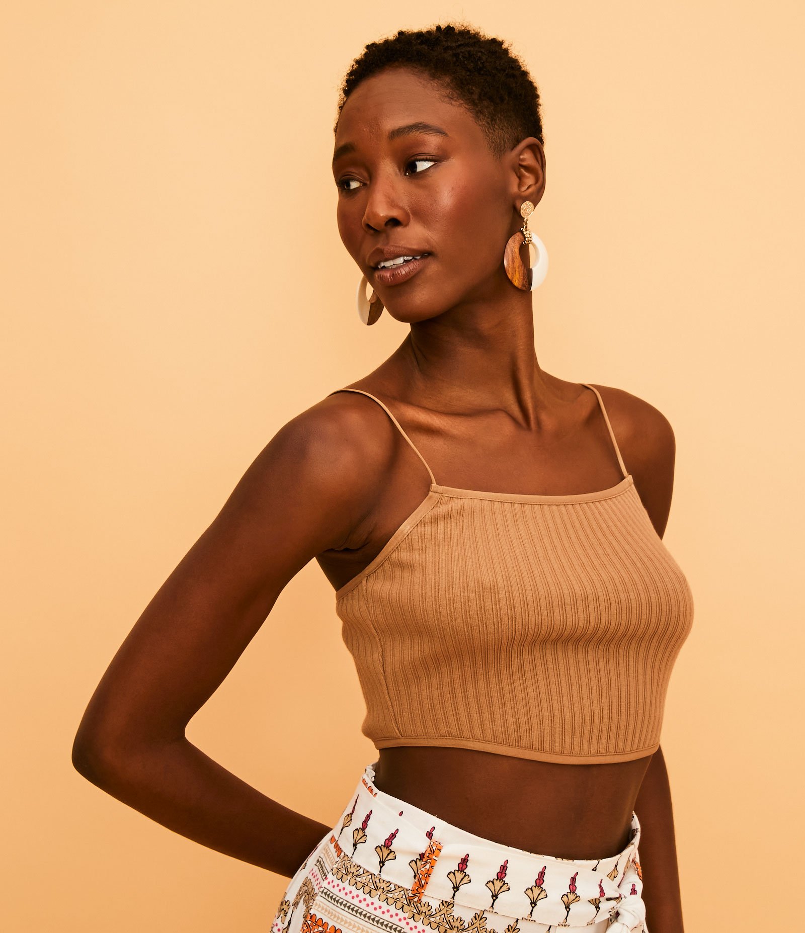 Blusa Regata Cropped em Algodão Canelado com Alças Finas Marrom 1