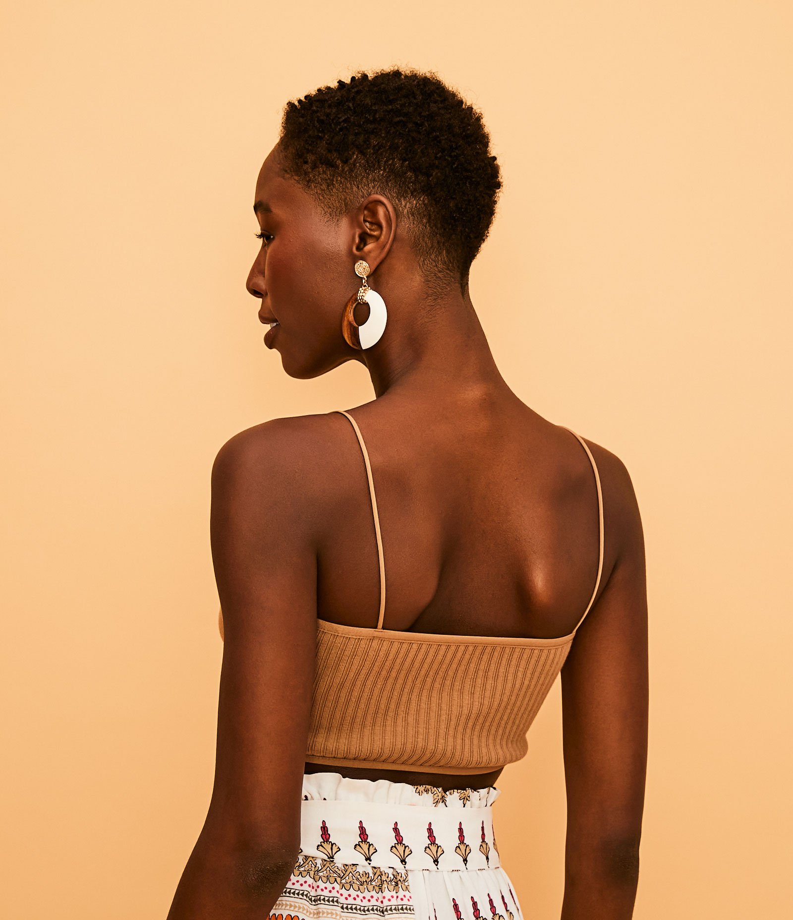 Blusa Regata Cropped em Algodão Canelado com Alças Finas Marrom 4