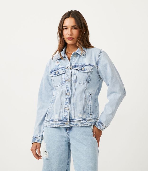 Jaqueta em Jeans com Recortes e Rasgos e Puídos - Cor: Azul - Tamanho: M