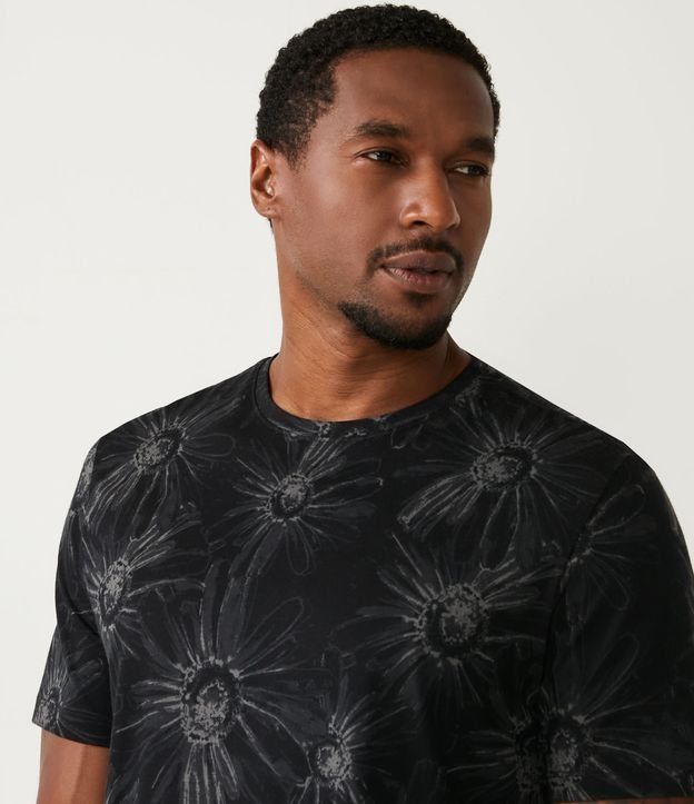 Remera Comfort en Algodón con Estampado Floral Negro 4
