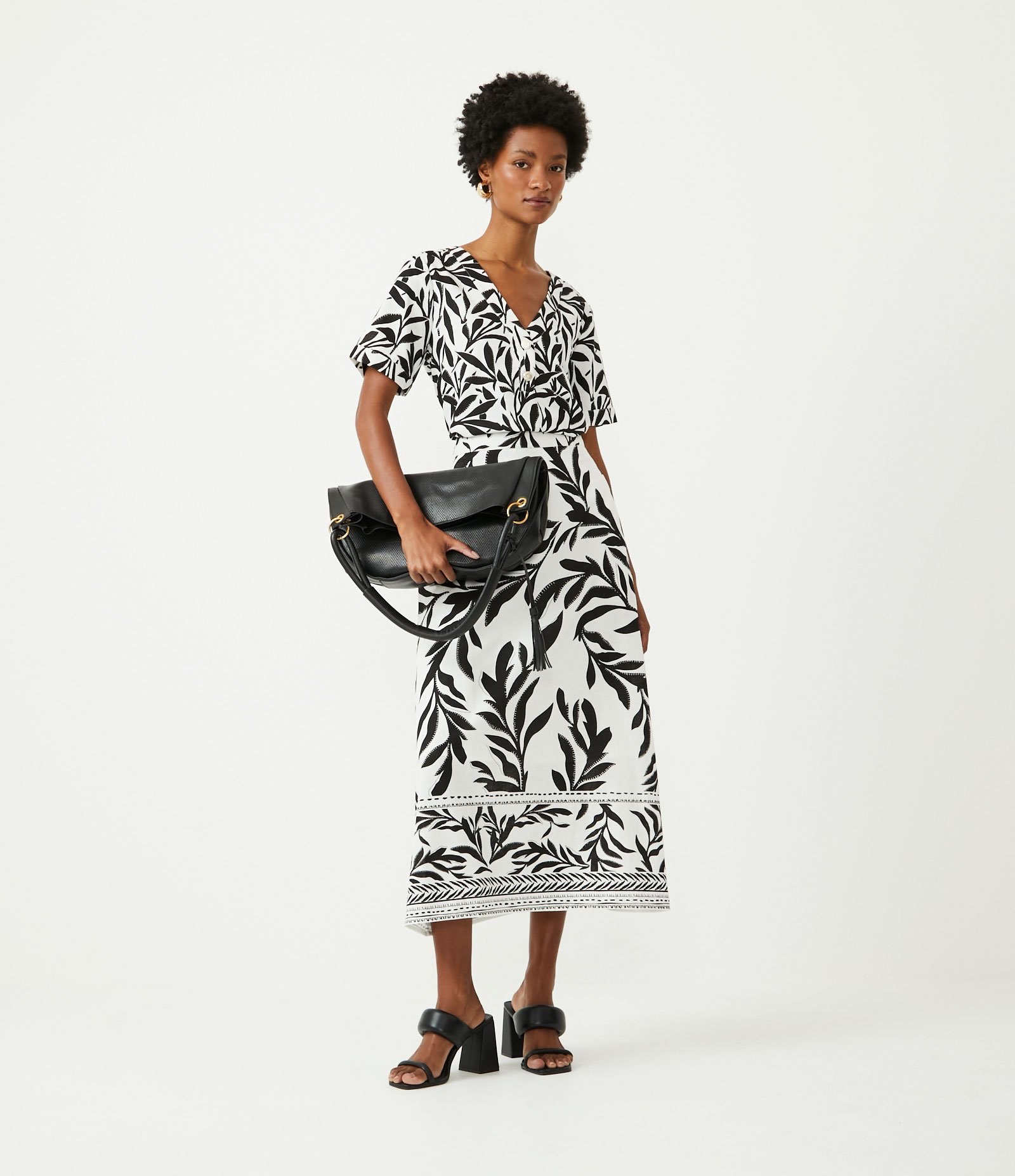 Blusa em Linho com Decote V e Estampa Floral Preto 2