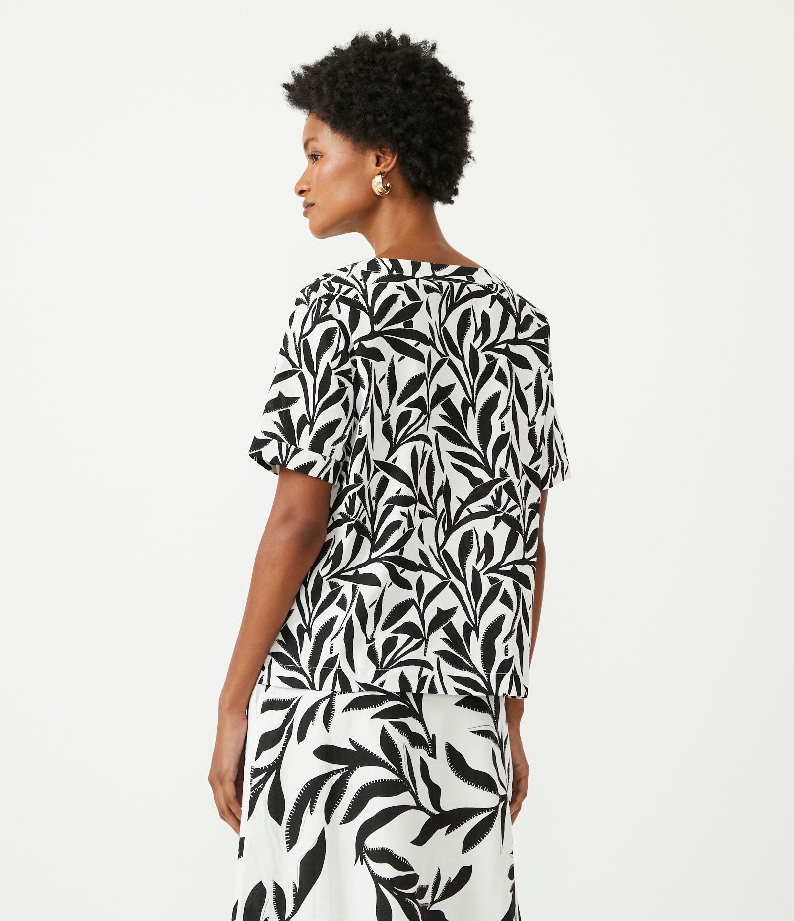 Blusa em Linho com Decote V e Estampa Floral Preto 3