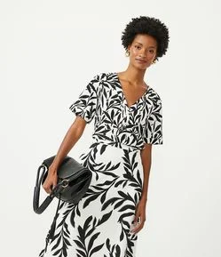 Blusa em Linho com Decote V e Estampa Floral