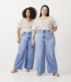 Blusa em Crepe com Manga 3/4 e Estampa de Esportistas Curve & Plus Size