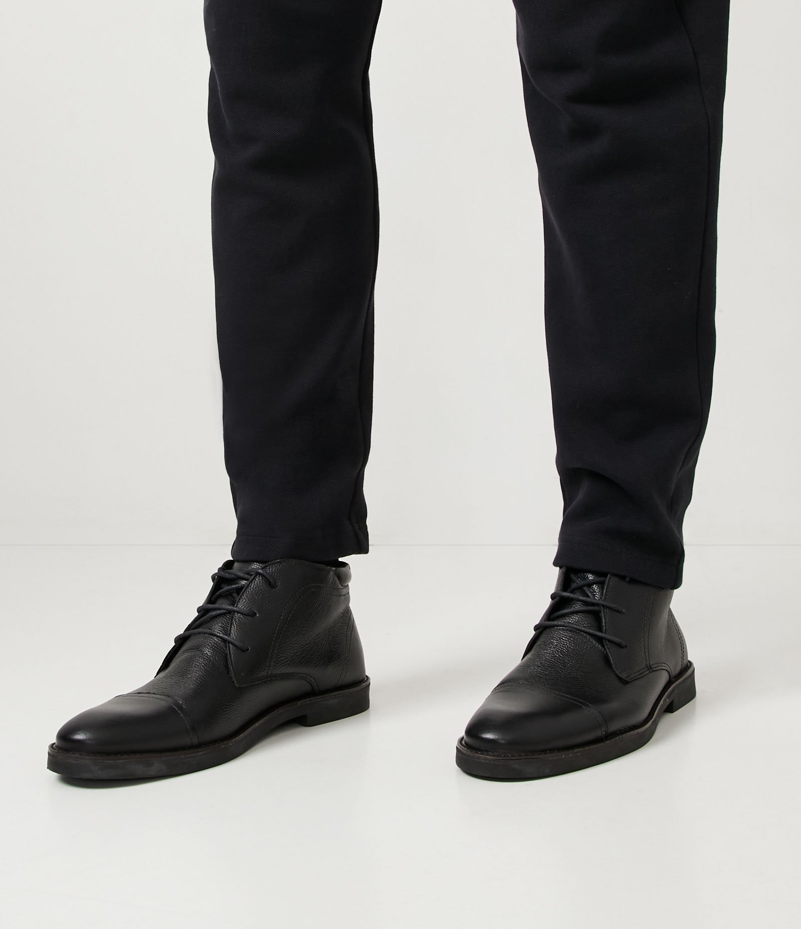 Bota Desert em Couro com Cano Médio Preto 6