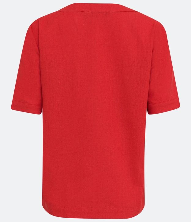 Blusa en Lino con Escote V y Detalle en Botón Rojo 6