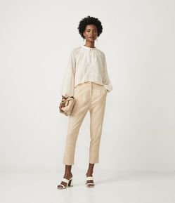 Calça Cenoura em Linho com Elástico nas Costas