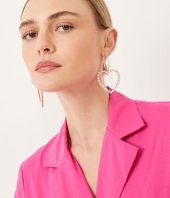 Brinco Argola em Metal com Coração Vazado e Mini Pérolas