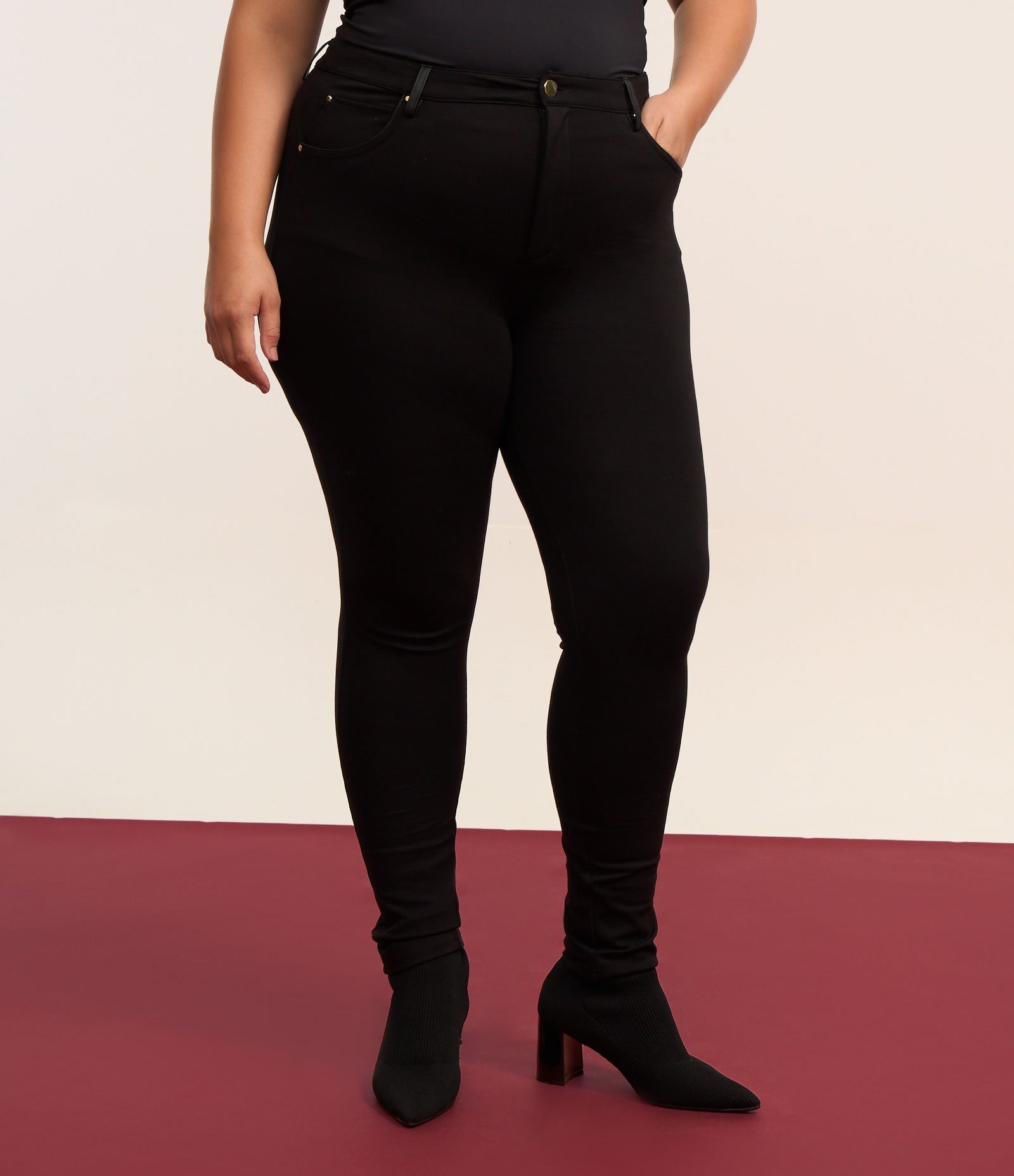 Calça Legging em Malha com Bolsos Curve & Plus Size Preto 2