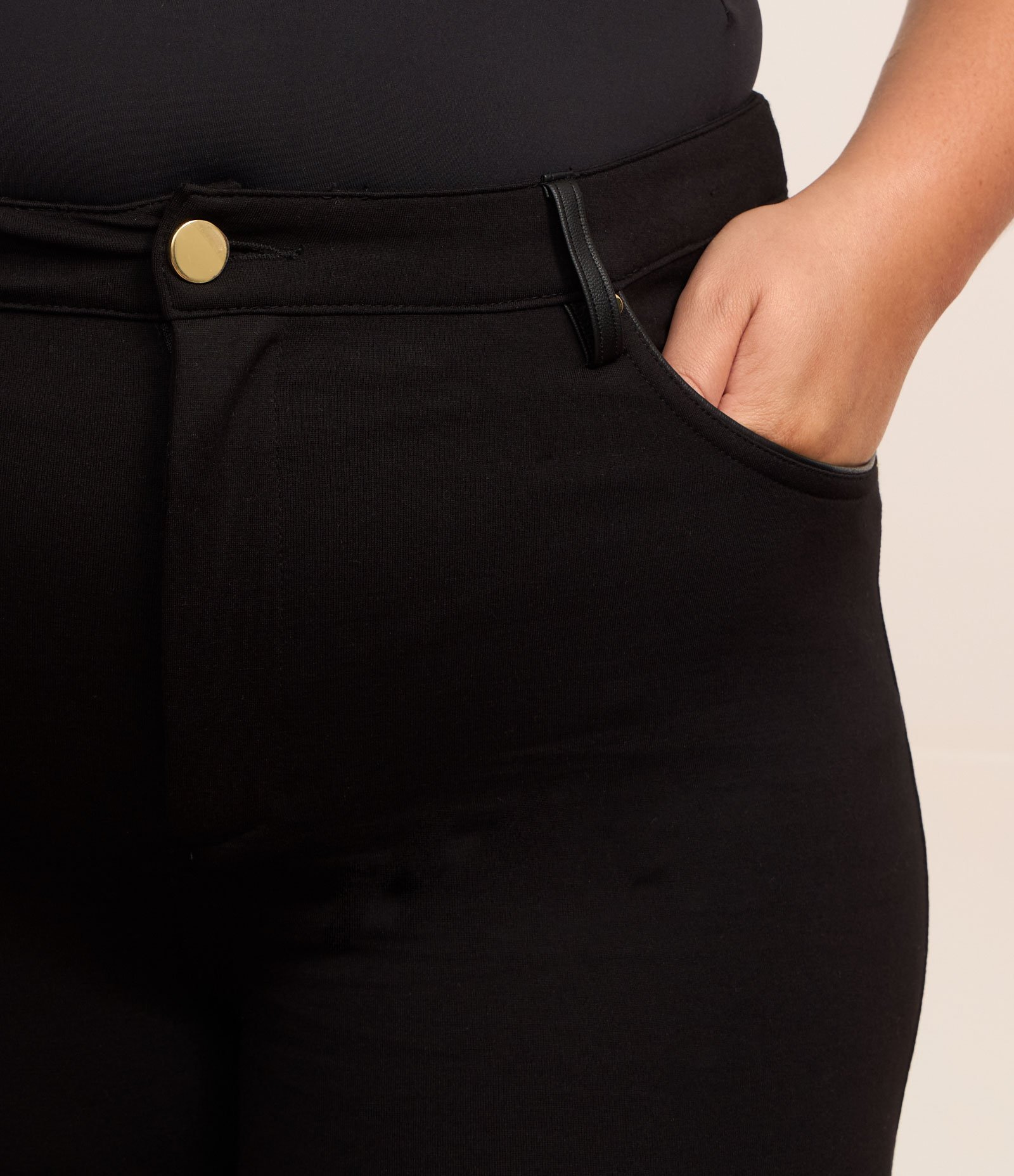 Calça Legging em Malha com Bolsos Curve & Plus Size Preto 4