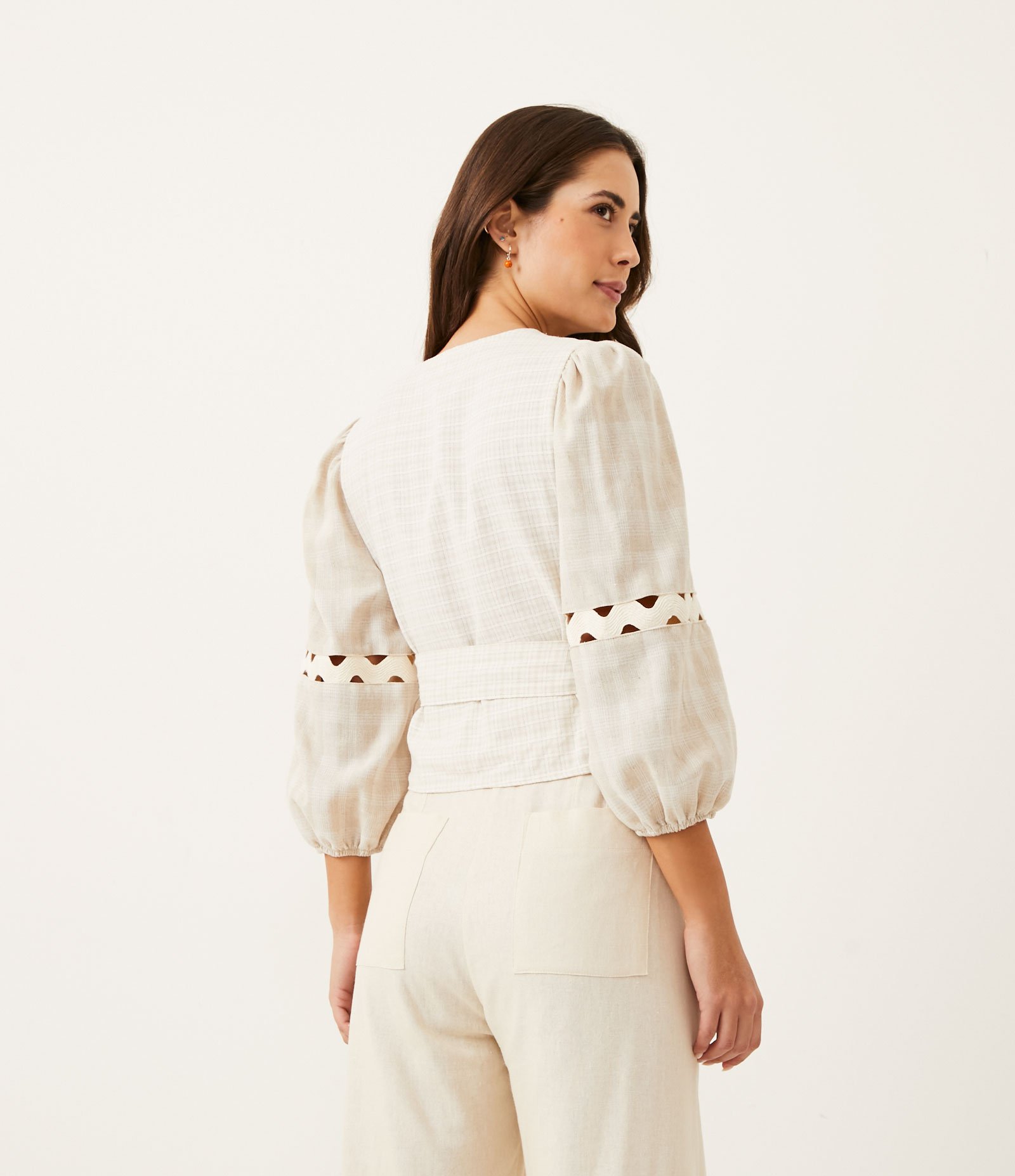 Blusa em Viscolinho Xadrez com Transpasse Frontal Bege 3