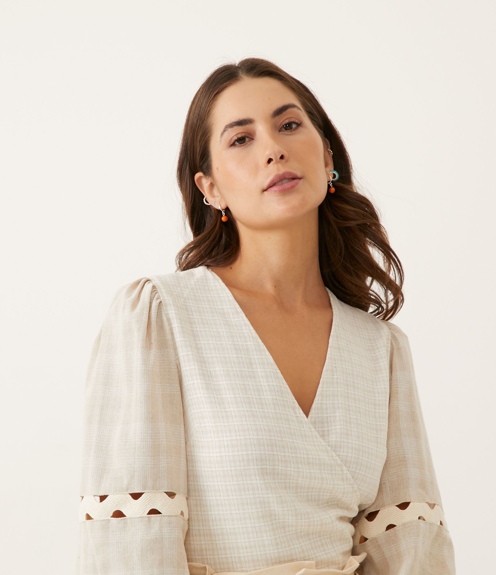 Blusa em Viscolinho Xadrez com Transpasse Frontal Bege 4