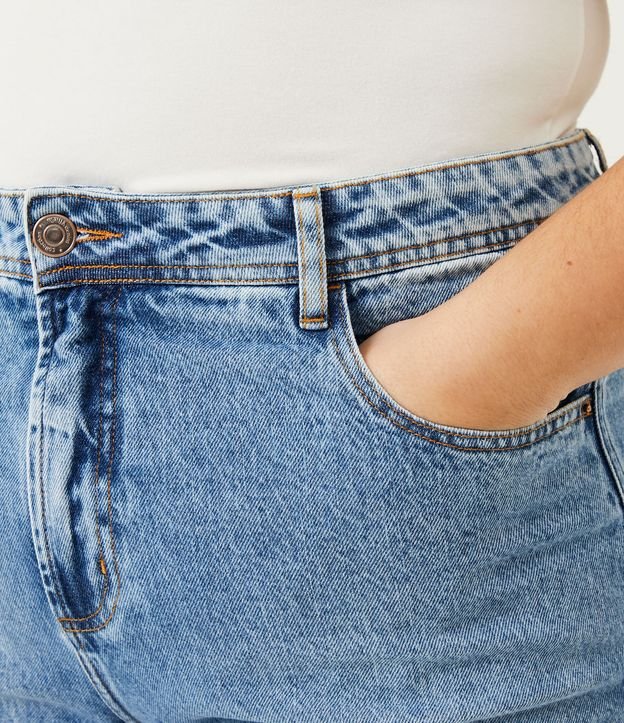 Calça Mom Jeans com Lavagem Marmorizada Curve & Plus Size Azul - Lojas  Renner