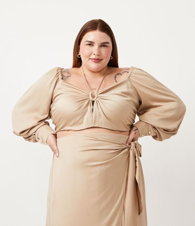 Blusa Cropped em Crepe com Textura Acetinada e Argola no Decote Curve & Plus Size
