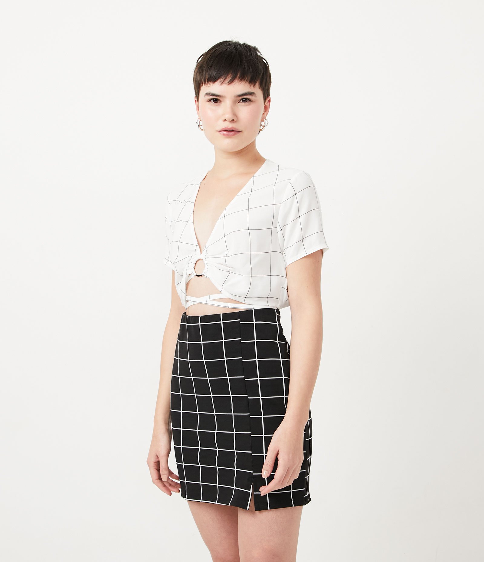 Blusa Cropped em Viscose Xadrez Grid com Manga Curta Branco 2