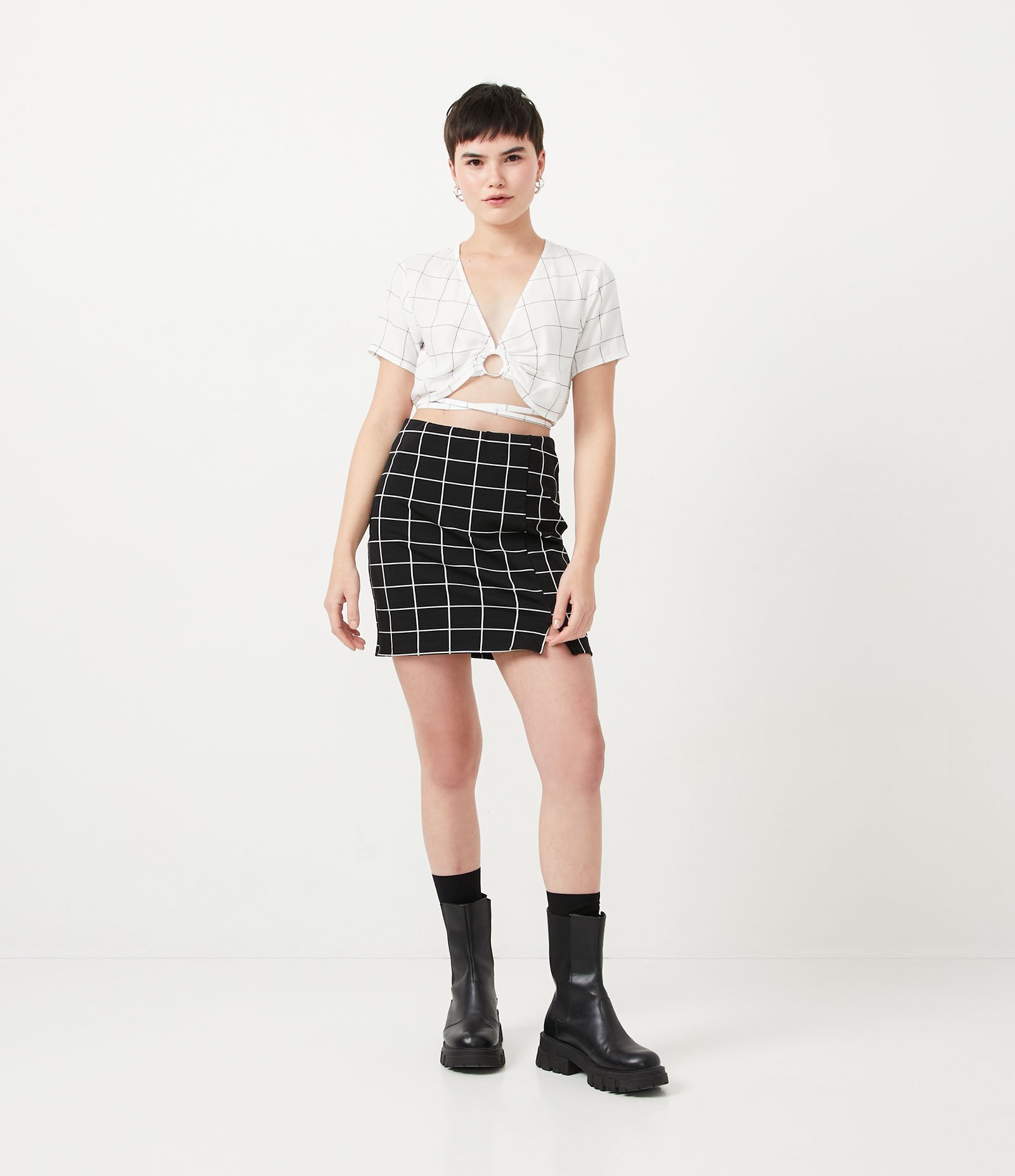 Blusa Cropped em Viscose Xadrez Grid com Manga Curta Branco 3