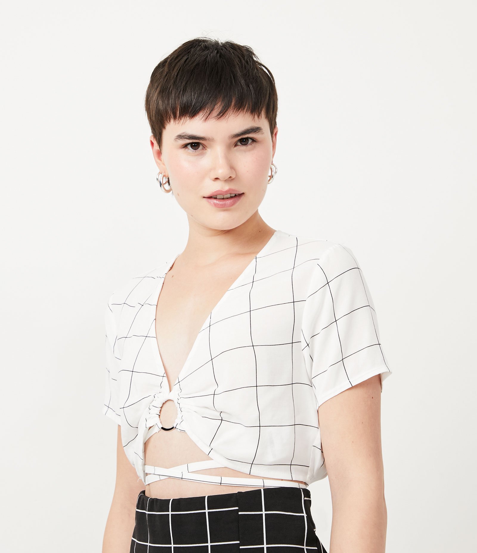 Blusa Cropped em Viscose Xadrez Grid com Manga Curta Branco 5