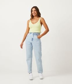 Calça Mom em Jeans com Bolsos