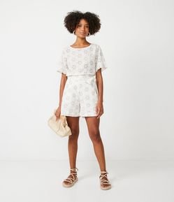 Short en Laise con Cinturón y Bordados