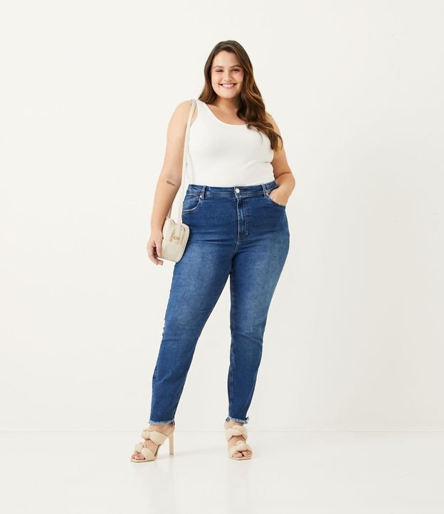 Calça Skinny Jeans com Bolso Diferenciado  e Barra Desfiada Curve & Plus Size