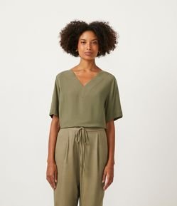 Blusa em Viscolinho com Gola V