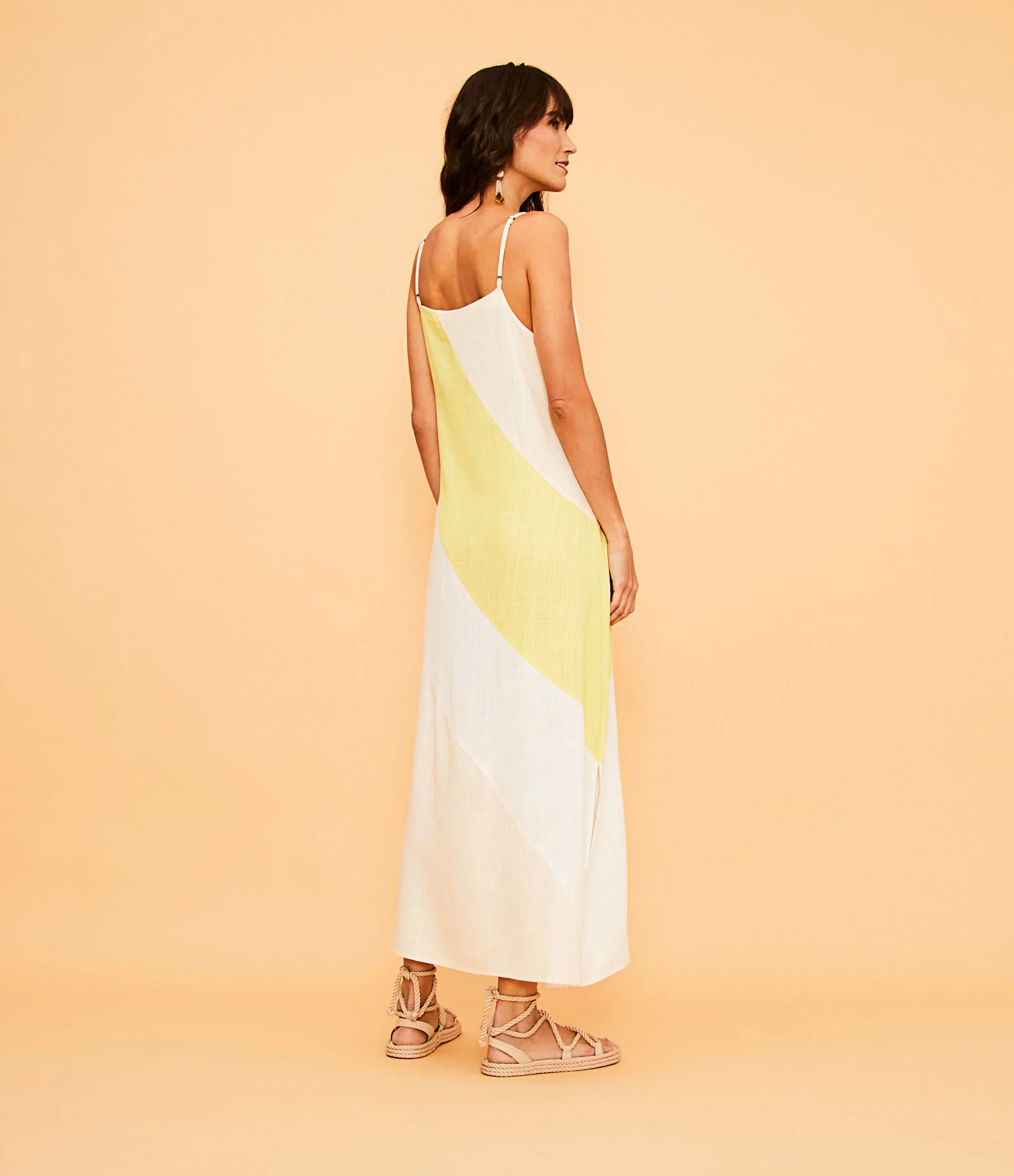 Vestido Midi em Viscolinho em Bloco de Cor e Detalhe de Miçanga Amarelo 2