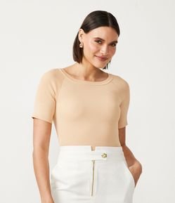 Blusa em Tricô com Gola Canoa Canelada